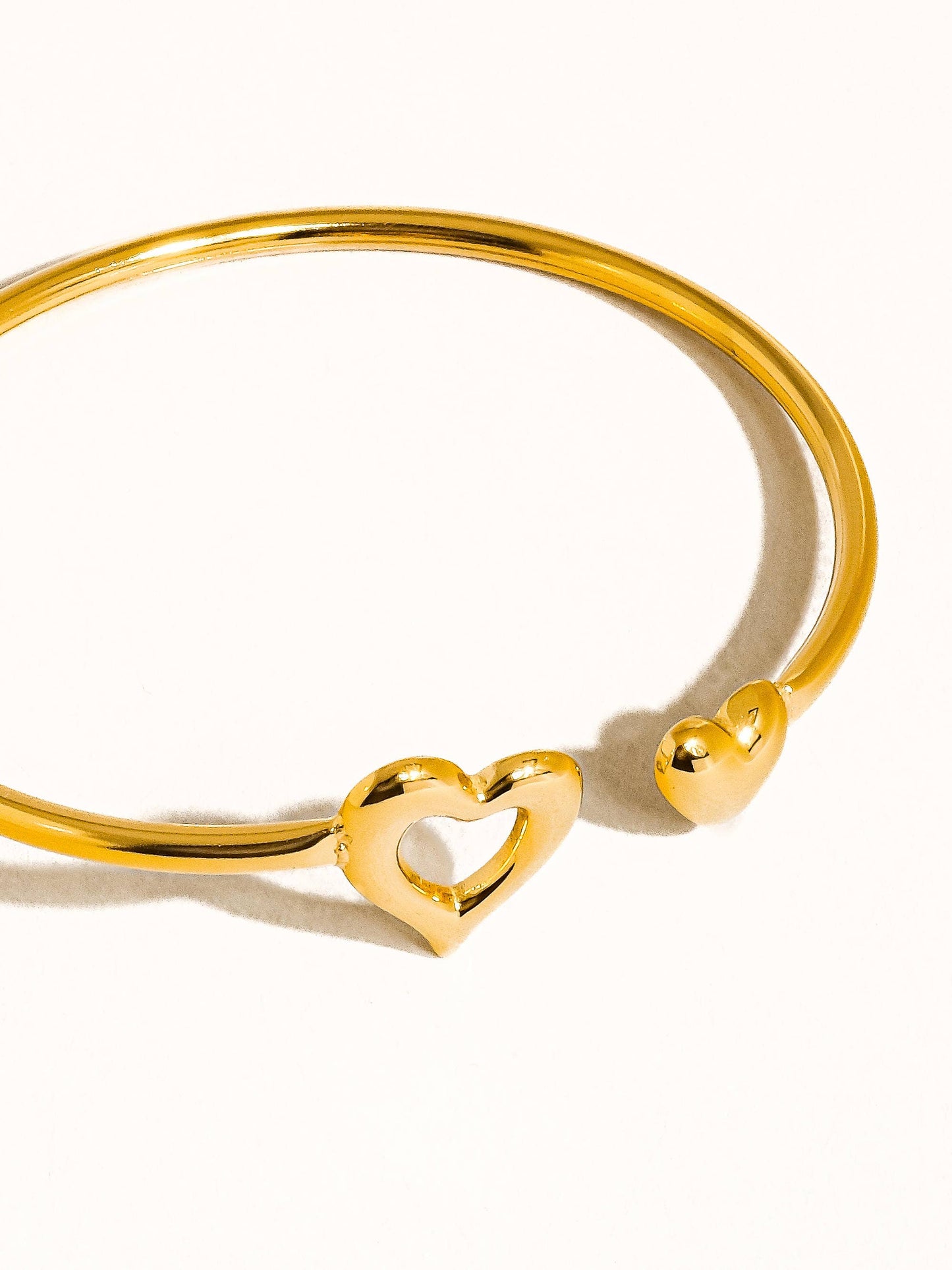 Helen 18K Gold Non-Tarnish Heart Bangle