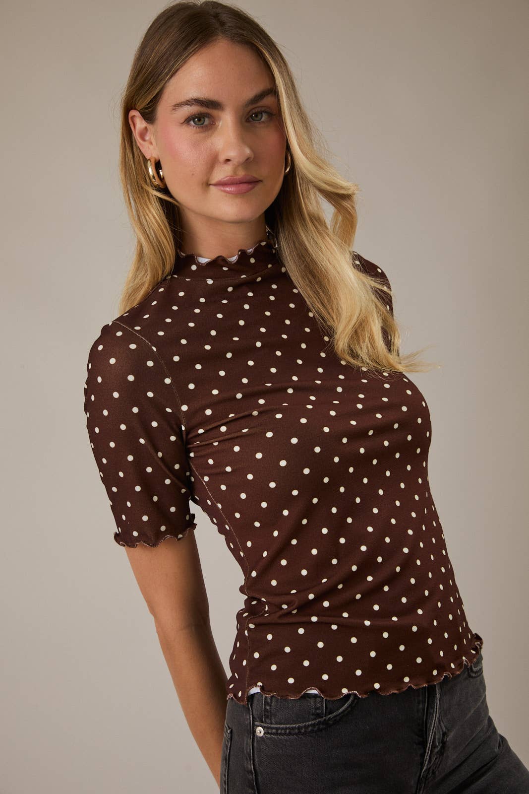 HIGH NECK ELBOW SLEEVE MERROW HEM TOP